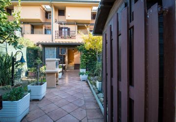 FREGENE VILLINO INDIPENDENTE CON GIARDINO A POCHI PASSI DAL MARE RIF. V/130