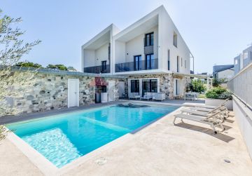 FREGENE – PRESTIGIOSA VILLA DI NUOVA COSTRUZIONE CON PISCINA • VISTA MARE • CLASSE A4 RIF. V/100