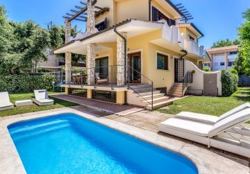 FREGENE CENTRO PRESTIGIOSA VILLA BIFAMILIARE CON GIARDINO E PISCINA RIF. V/80