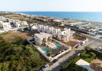 FREGENE – PRESTIGIOSA VILLA DI NUOVA COSTRUZIONE CON PISCINA • VISTA MARE • CLASSE A4 RIF. V/100