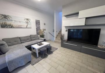 FREGENE APP.TO 1° E 2° PIANO CON GIARDINETTO E TERRAZZO RIF. AE/15