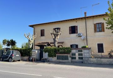 MACCARESE VICINO ALLA PIAZZA APP.TO PIANO TERRA IN CASALE RIF. A/26